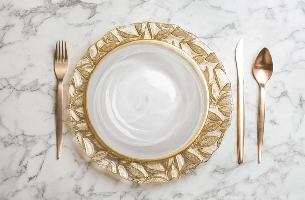 Beyaz mermer arka plan üzerinde zarif masa ayarı, düz döşeme