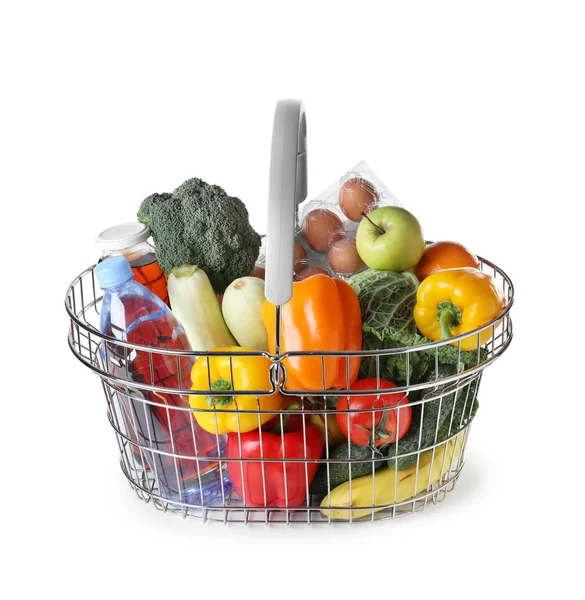 Cesta de compras com produtos de mercearia em fundo branco — Fotografia de Stock