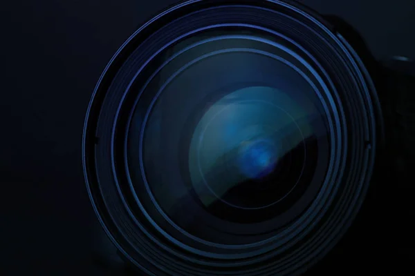 Čočka profesionální kamery na černém pozadí, zaostřená — Stock fotografie
