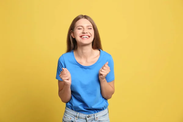 Retrato de mulher esperançosa no fundo amarelo — Fotografia de Stock