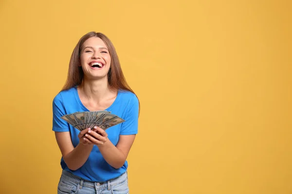 Porträt eines glücklichen Lottogewinners mit Geld auf gelbem Hintergrund, Platz für Text — Stockfoto