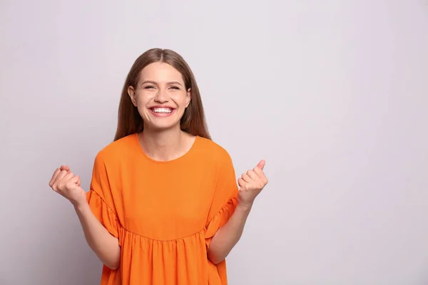 Portrait de jeune femme heureuse sur fond blanc — Photo