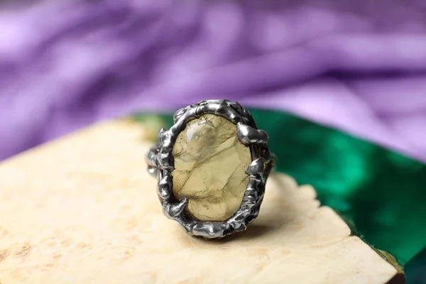 Anel de prata bonita com pedra preciosa prehnite na superfície texturizada — Fotografia de Stock