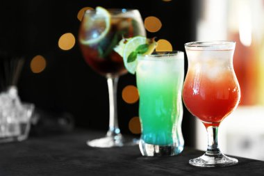 Bar tezgahında farklı taze alkollü kokteyller satır