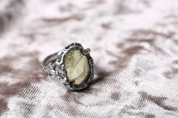 Anel de prata bonita com pedra preciosa prehnite em tecido leve, close-up — Fotografia de Stock