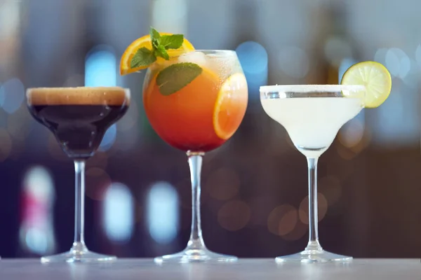 Különböző friss alkoholos koktélok sora a bárpulthoz — Stock Fotó