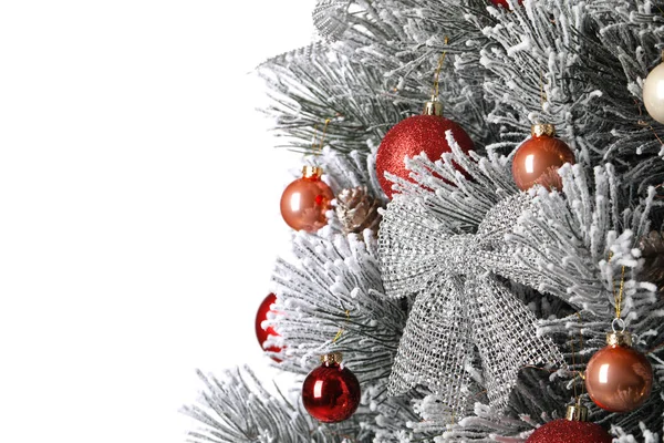 Mooie kerstboom met feestelijke decor op witte achtergrond — Stockfoto