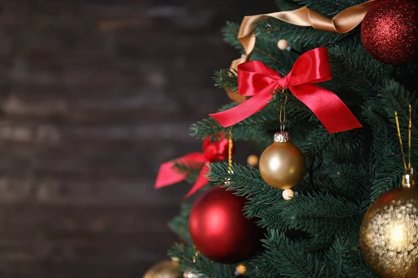 Schöner Weihnachtsbaum mit festlichem Dekor auf dunklem Hintergrund. Raum für Text — Stockfoto