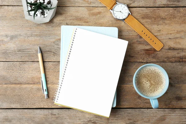 Composición plana con papelería de oficina y una taza de café sobre una mesa de madera. Espacio para el diseño — Foto de Stock