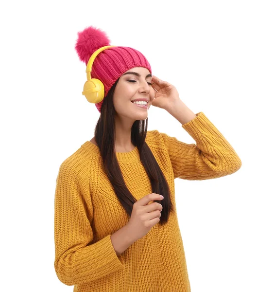 Junge Frau hört Musik mit Kopfhörern auf weißem Hintergrund — Stockfoto