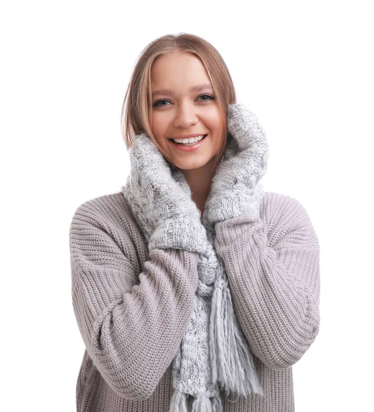 Jeune femme en pull chaud, mitaines et écharpe sur fond blanc. Saison d'hiver — Photo