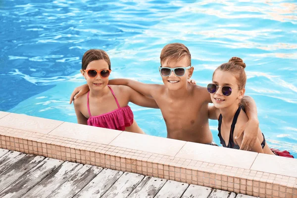 Niños felices en la piscina en un día soleado —  Fotos de Stock