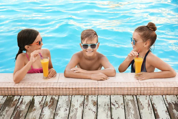 수영장에서 음료를 마시는 행복한 어린이 — 스톡 사진