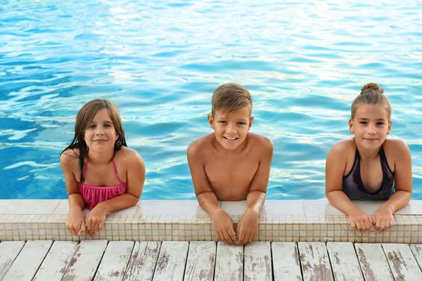 Crianças felizes na piscina no dia ensolarado — Fotografia de Stock