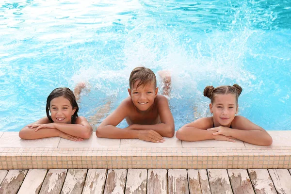 Niños felices en la piscina en un día soleado — Foto de Stock