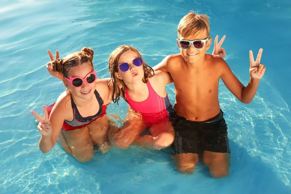 수영장에서 선글라스를 착용한 행복한 어린이 — 스톡 사진
