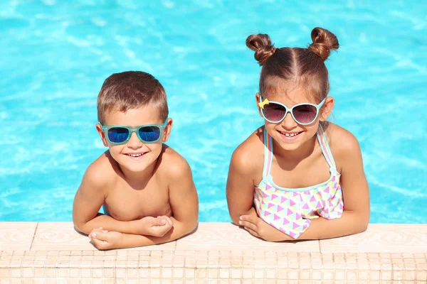 Feliz lindo niños pequeños en la piscina — Foto de Stock