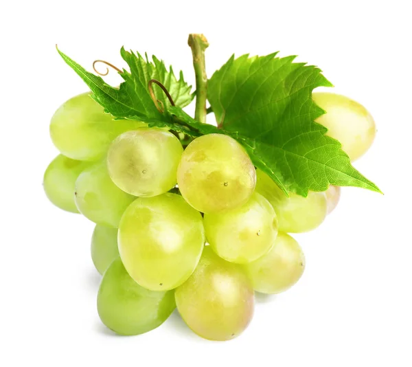 新鲜成熟的多汁葡萄，在白色上分离 — 图库照片