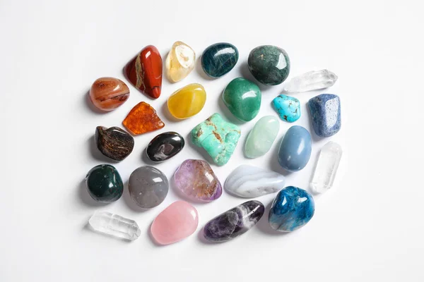 Diferentes pedras preciosas bonitas no fundo branco, vista superior — Fotografia de Stock