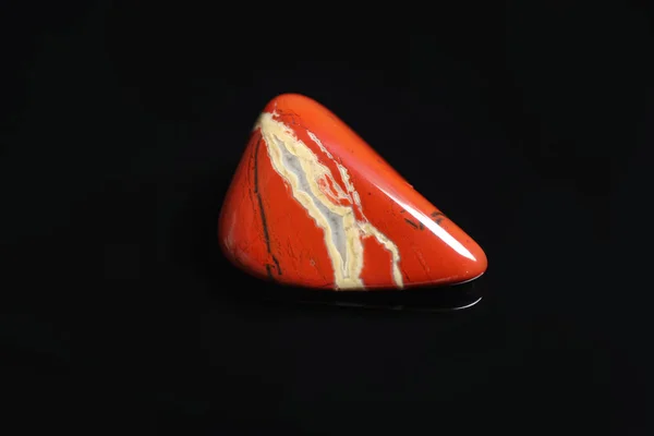 Piękny czerwony i biały Jade Gemstone na czarnym tle — Zdjęcie stockowe