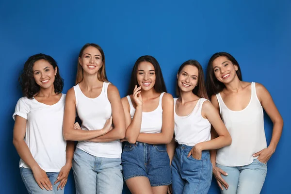 Mujeres felices sobre fondo azul. concepto de poder chica — Foto de Stock