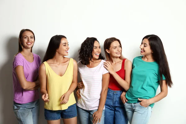 Mujeres felices sobre fondo blanco. concepto de poder chica — Foto de Stock