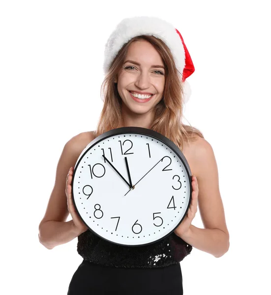 Feliz joven en Santa sombrero sosteniendo reloj sobre fondo blanco. Celebración de Navidad —  Fotos de Stock