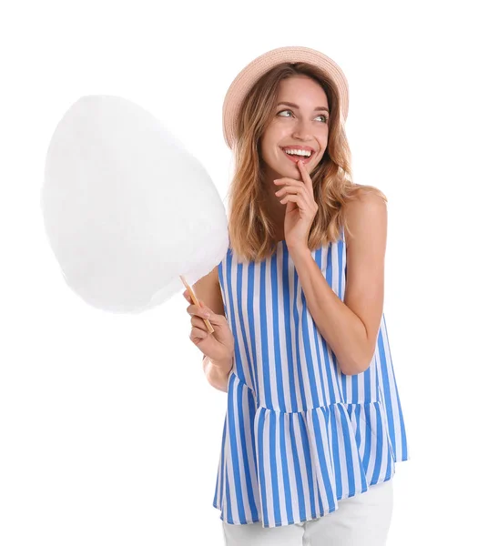 Счастливая девушка с сахарной ватой на белом фоне — стоковое фото