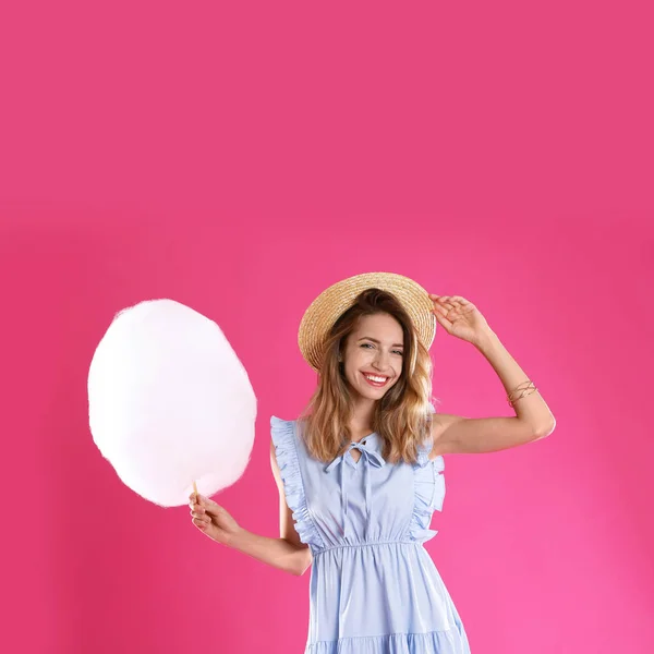 快乐的年轻女子与棉花糖在粉红色背景 — 图库照片