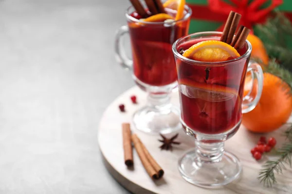 Tasses en verre avec vin chaud sur la table. Espace pour le texte — Photo