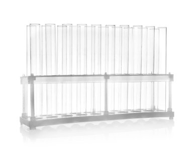 Beyaz arka planda boş test tüpleri olan tutucu. Laboratuvar cam