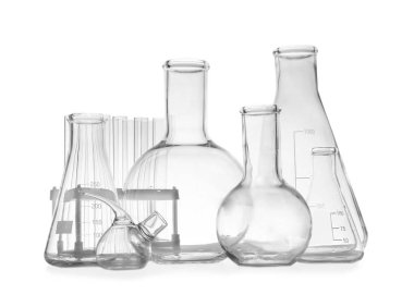 Beyaz arka plan üzerinde boş laboratuvar cam seti