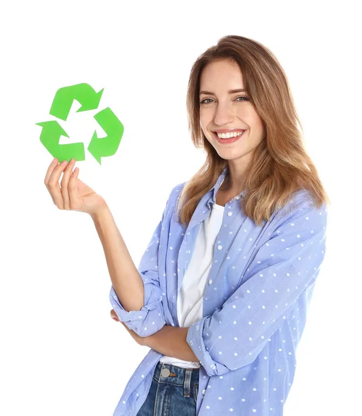 Jonge vrouw met recycling symbool op witte achtergrond — Stockfoto