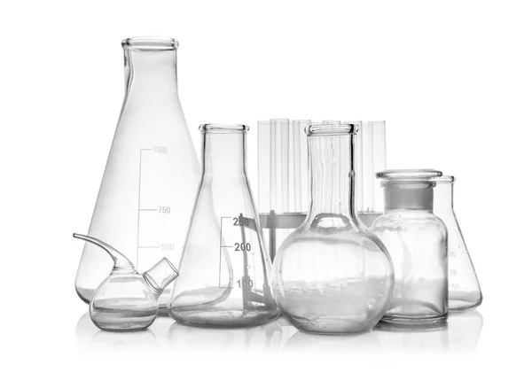 Conjunto de copos de laboratório vazios sobre fundo branco — Fotografia de Stock