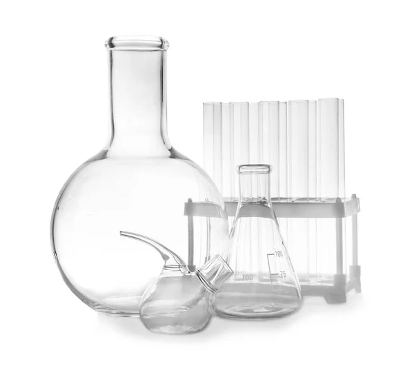 Set de cristalería de laboratorio vacía sobre fondo blanco —  Fotos de Stock