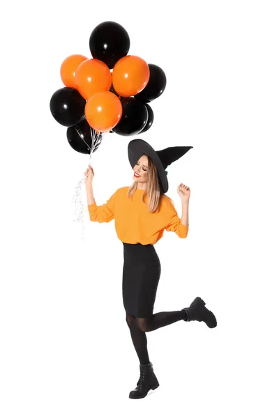 Hermosa mujer con traje de bruja con globos para la fiesta de Halloween sobre fondo blanco —  Fotos de Stock