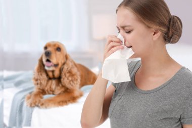 Evde köpeklere alerjisi olan genç kadın