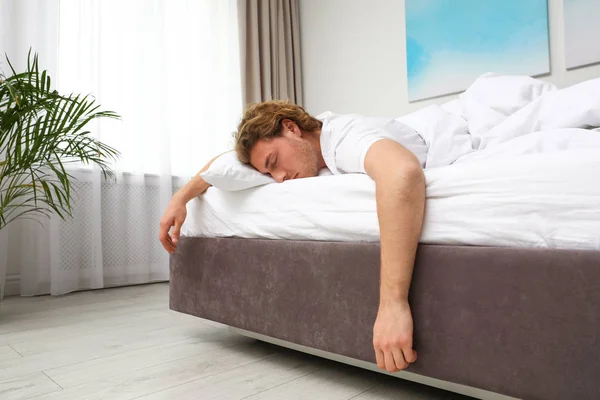 Beau jeune homme dormant sur un oreiller à la maison. Au lit. — Photo
