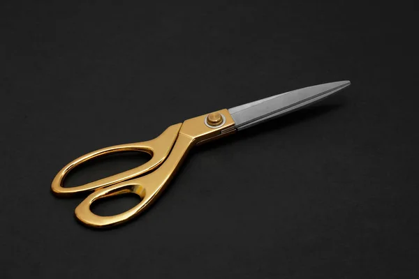 Стильні золоті кравець ножиці на чорному тлі — стокове фото