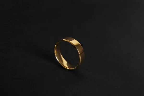 Elegancki błyszczący złoty pierścień na czarnym tle — Zdjęcie stockowe
