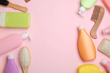 Pembe arka plan üzerinde saç kozmetik ürünleri ve araçları ile Düz yatıyordu kompozisyon. Metin için alan