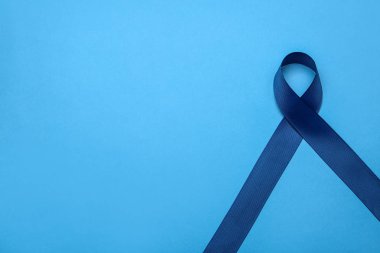 Renkli arka planda mavi farkındalık şeridi, metin için alan içeren üst görünüm. Sosyal ve tıbbi sorunların sembolü