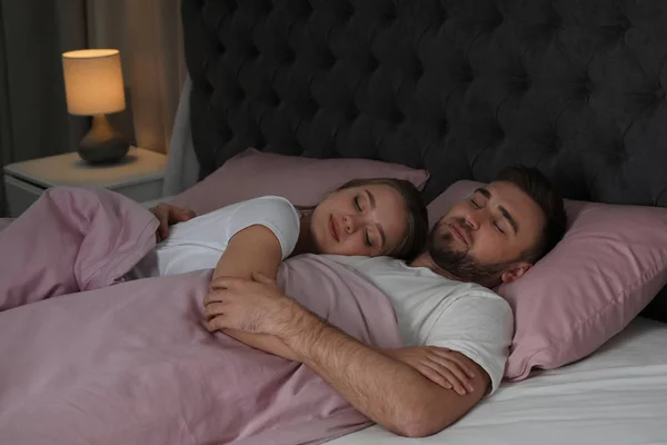 Fiatal pár alszik együtt ágyban éjszaka — Stock Fotó