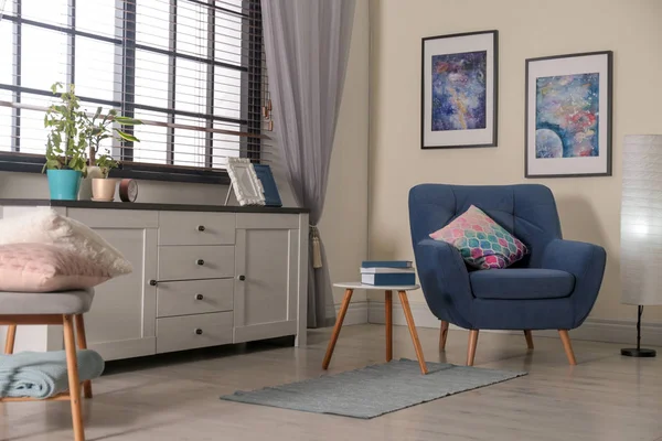 Зручне крісло і сучасні меблі в стильному інтер'єрі вітальні — стокове фото