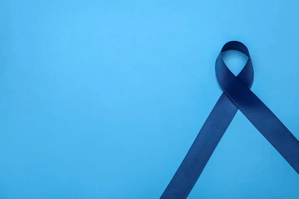 色の背景に青い認識リボン、テキスト用のスペースを持つトップビュー。社会・医療問題の象徴 — ストック写真