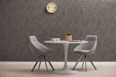 Yuvarlak masa ve rahat sandalyeler ile şık oda iç