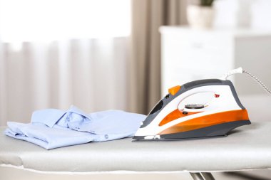 Odada gemide modern elektrikli demir ve temiz gömlek. Metin için alan