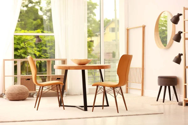 Interior moderno da sala de jantar com mesa e cadeiras — Fotografia de Stock