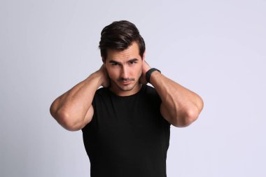 Gri arka plan üzerinde siyah t-shirt yakışıklı genç adam Portresi