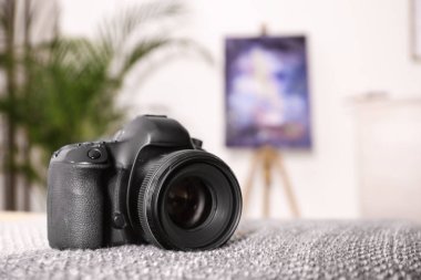 Bulanık arka plana karşı profesyonel dijital fotoğraf makinesi. Metin için alan